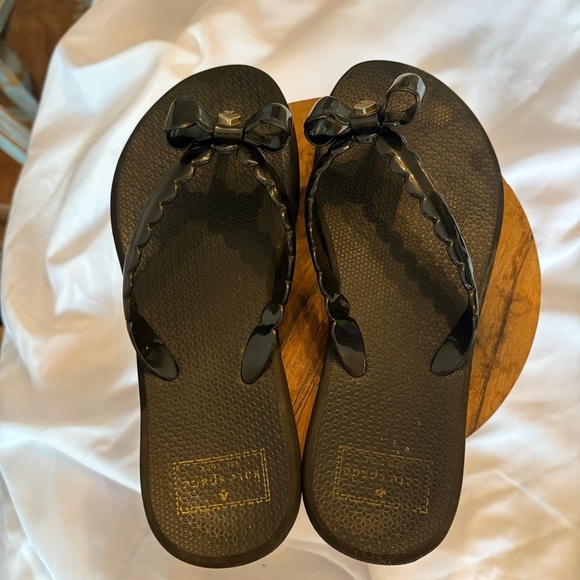 Kate Spade Size 6 Black Denise Bow Flip Flops Scalloped Straps - Picture 2 of 9
